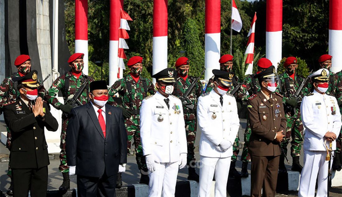 Parade Camat dan Lurah yang dimulai dari rumah dinas Wali Kota Bogor menuju Lawang Salapan, Kota Bogor (17/8). Acara tersebut merupakan rangkaian Festival Merah Putih yang dipimpin Walikota Bogor Bima Arya. - JPNN.com