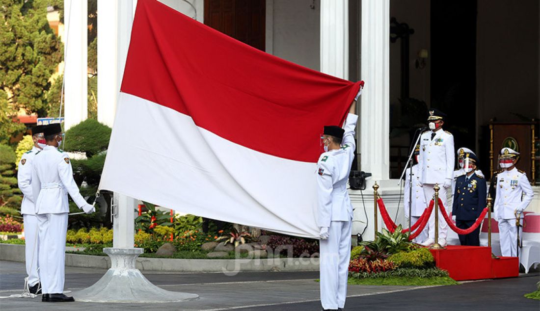 Petugas upacara bersiap menaikkan bendera merah putih saat pelaksanaan upacara Peringatan HUT ke-75 Kemerdekaan RI di Halaman Plaza Balaikota Bogor, Jawa Barat, Senin (17/8). - JPNN.com