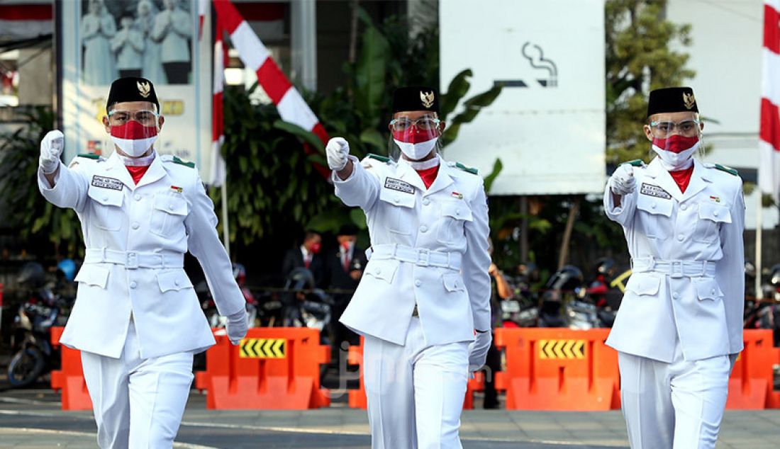 Petugas upacara kembali ke barisan usai menaikkan bendera merah putih saat pelaksanaan upacara Peringatan HUT ke-75 Kemerdekaan RI di Halaman Plaza Balaikota Bogor, Jawa Barat, Senin (17/8). - JPNN.com