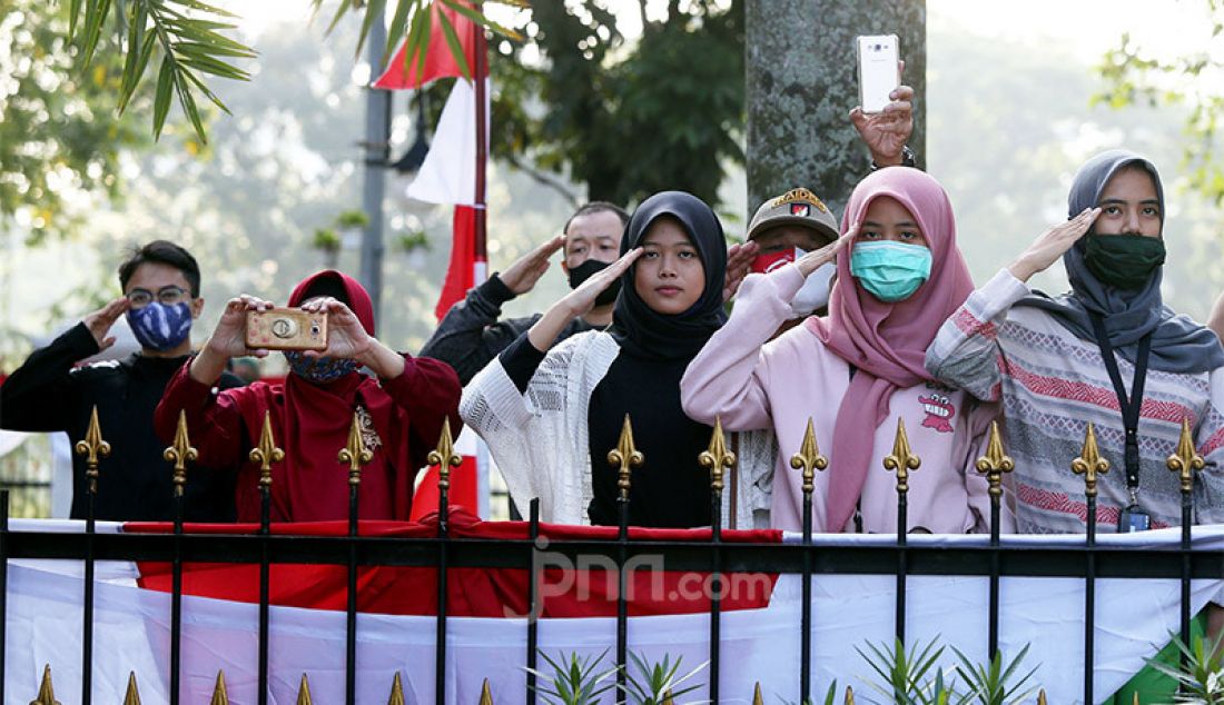 Warga mengikuti pelaksanaan upacara Peringatan HUT ke-75 Kemerdekaan RI di Halaman Plaza Balaikota Bogor, Jawa Barat, Senin (17/8). - JPNN.com