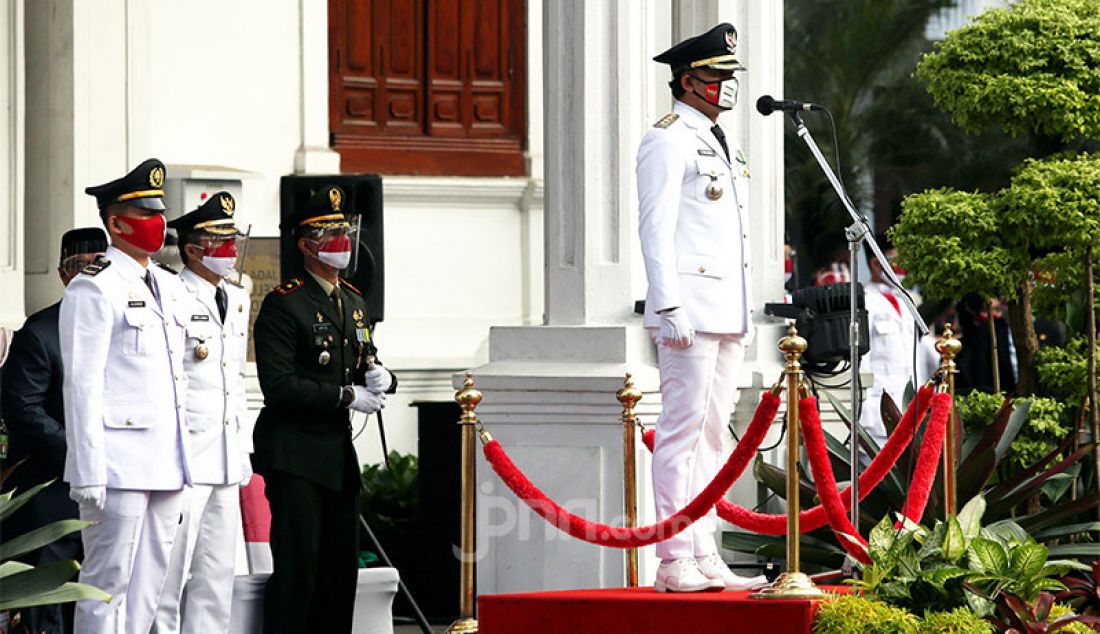 Walikota Bogor Bima Arya memimpin pelaksanaan upacara Peringatan HUT ke-75 Kemerdekaan RI di Halaman Plaza Balaikota Bogor, Jawa Barat, Senin (17/8). - JPNN.com