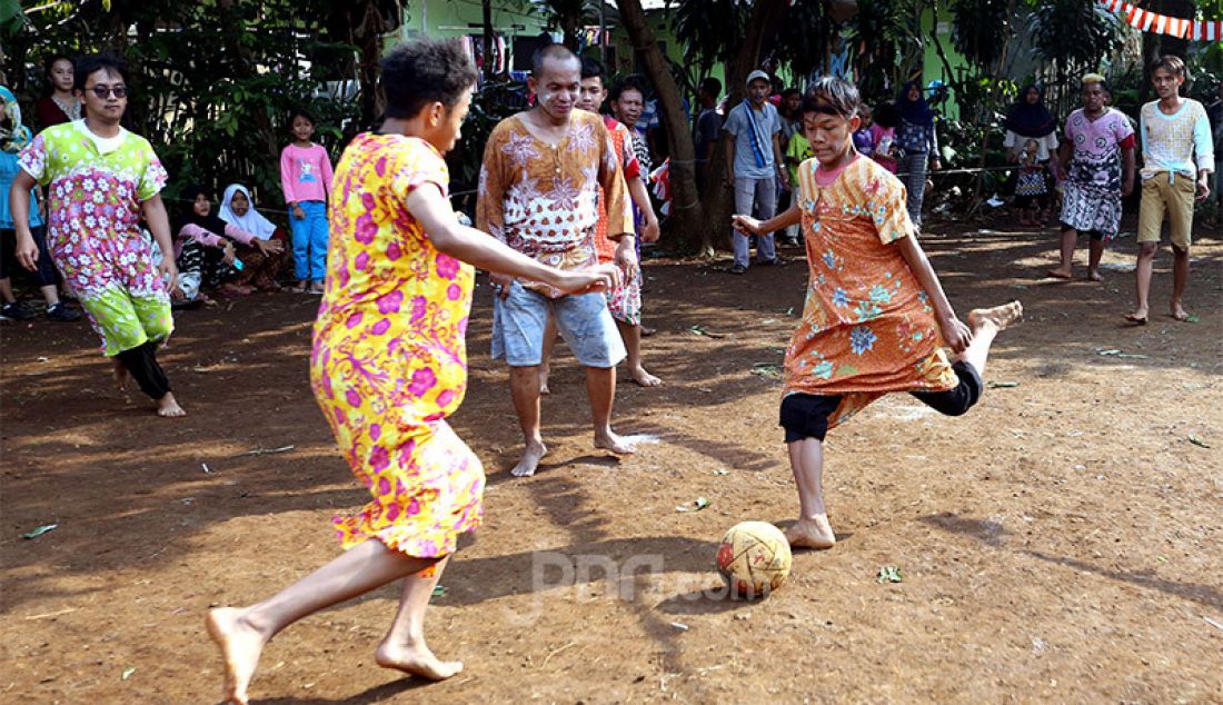 Sejumlah remaja dan orang tua mengikuti lomba 17 Agustusan sepak bola mini dengan menggunakan daster di Kampung Pasir Jambu, Kecamatan Sukaraja, Kabupaten Bogor, Jawa Barat, Senin (17/8). - JPNN.com