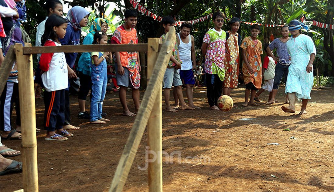 Sejumlah remaja dan orang tua mengikuti lomba 17 Agustusan sepak bola mini dengan menggunakan daster di Kampung Pasir Jambu, Kecamatan Sukaraja, Kabupaten Bogor, Jawa Barat, Senin (17/8). - JPNN.com