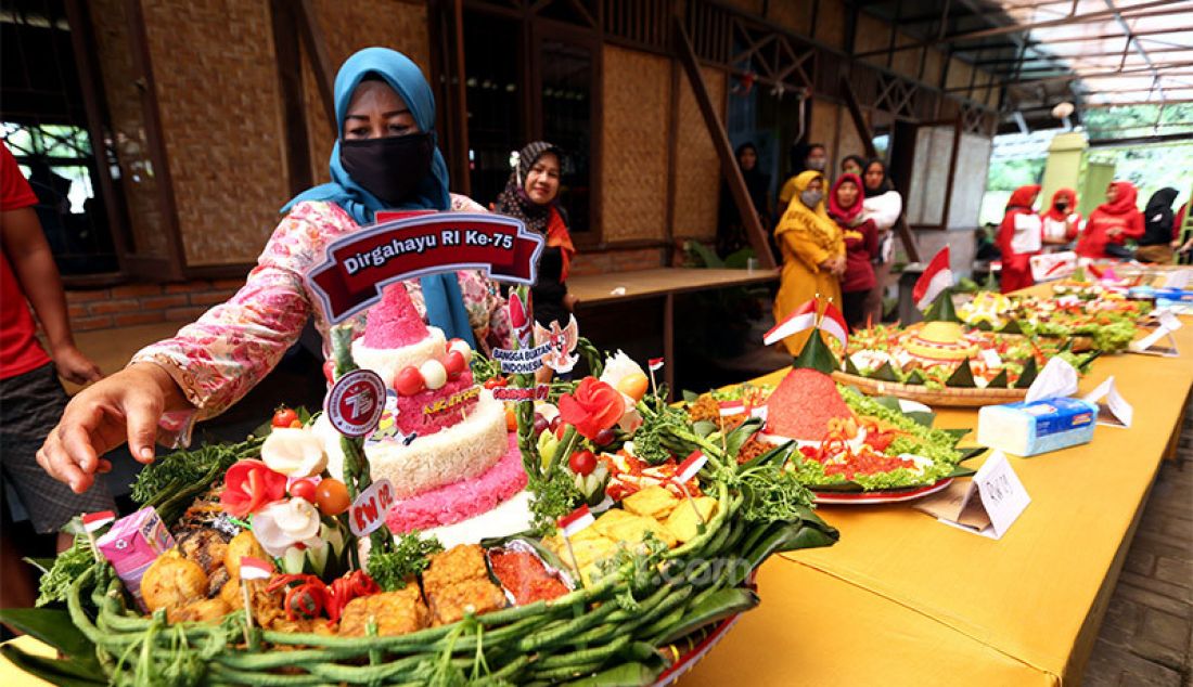 Panitia memeriksa lomba tumpeng 17 Agustusan di Desa Cihideung Udik, Ciampea, Kabupaten Bogor, Jawa Barat, Senin (17/8). - JPNN.com