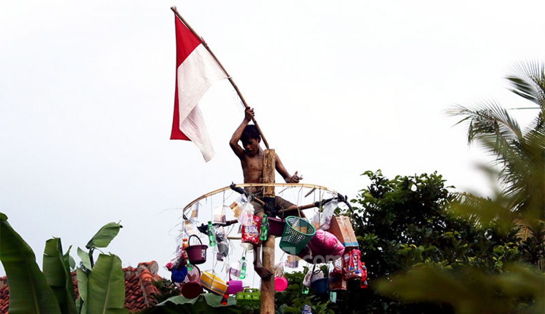 Sejumlah remaja mengikuti lomba panjat pinang di Kampung Pasir Jambu, Kecamatan Sukaraja, Kabupaten Bogor, Senin (17/8). Lomba panjat pinang menjadi salah satu tradisi yang tak pernah terlewatkan di setiap perayaan Hari Kemerdekaan Republik Indonesia. Perlombaan yang menantang fisik dan adu strategi ini selalu menghadirkan hadiah menarik untuk diperebutkan warga. - JPNN.com