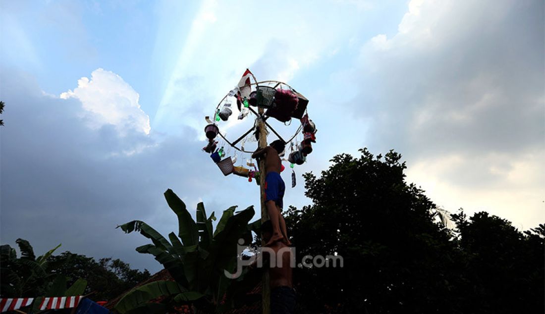 Sejumlah remaja mengikuti lomba panjat pinang di Kampung Pasir Jambu, Kecamatan Sukaraja, Kabupaten Bogor, Senin (17/8). Lomba panjat pinang menjadi salah satu tradisi yang tak pernah terlewatkan di setiap perayaan Hari Kemerdekaan Republik Indonesia. Perlombaan yang menantang fisik dan adu strategi ini selalu menghadirkan hadiah menarik untuk diperebutkan warga. - JPNN.com