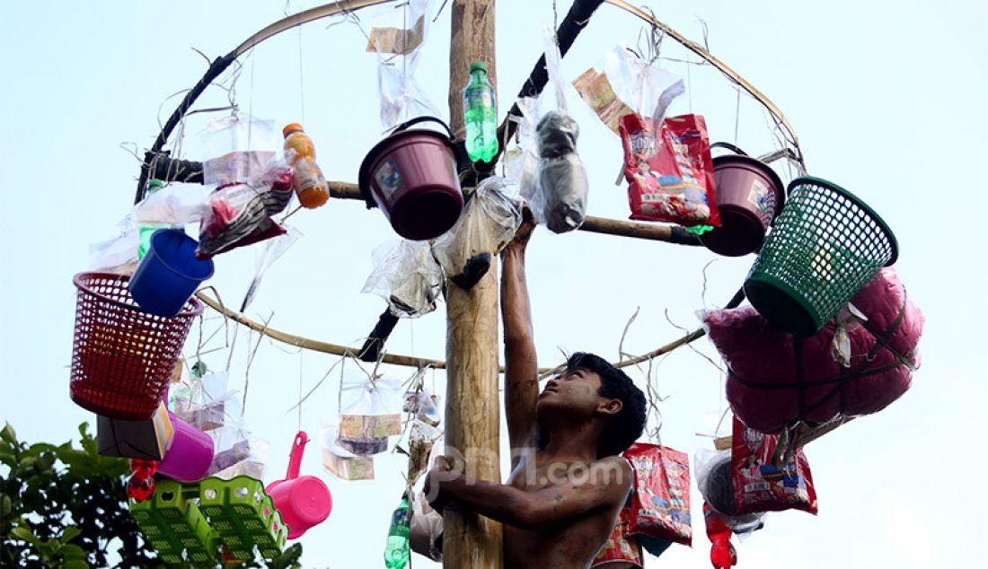 Sejumlah remaja mengikuti lomba panjat pinang di Kampung Pasir Jambu, Kecamatan Sukaraja, Kabupaten Bogor, Senin (17/8). Lomba panjat pinang menjadi salah satu tradisi yang tak pernah terlewatkan di setiap perayaan Hari Kemerdekaan Republik Indonesia. Perlombaan yang menantang fisik dan adu strategi ini selalu menghadirkan hadiah menarik untuk diperebutkan warga. - JPNN.com