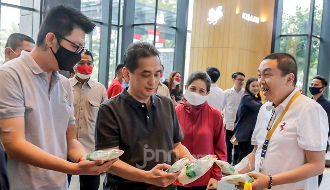 Menteri perdagangan Agus Suparmanto (tengah) saat mengunjungi stand Gulavit di kawasan SCBD, Jakarta, Minggu (16/8). Produk gula 100 persen Indonesia ini merupakan produksi Industri Kecil dan Menengah (IKM). Selain memuji inovasi produk sebagai pionir gula bervitamin, Menurut Mendag, keberadaan produk Gulavit penting untuk mengisi kekosongan pasokan gula dalam negeri yang cenderung menipis. - JPNN.com