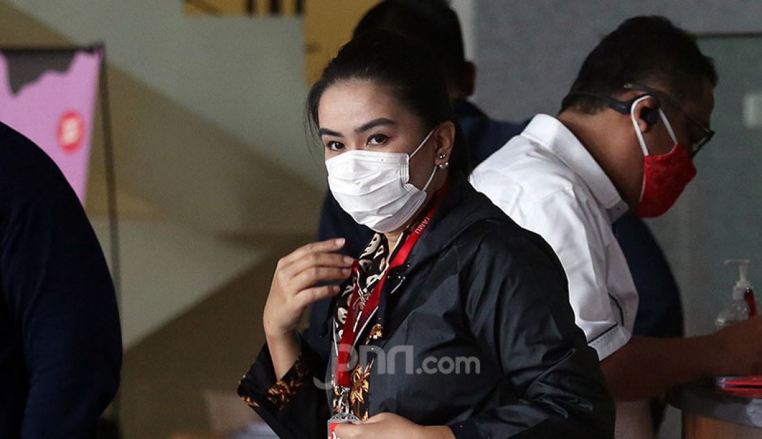 Pengusaha asal Kutai Kertanegara (Kukar) Silvi Agustina usai menjalani pemeriksaan di Gedung KPK Merah Putih, Jakarta, Selasa (18/8). Silvi menjadi saksi TPPU atas nama tersangka Rita Widyasari. - JPNN.com