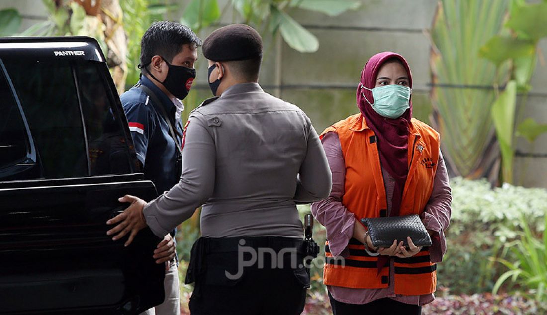 Tersangka penyuap Bupati Kutai Timur Aditya Maharani menjalani pemeriksaan lanjutan di gedung KPK, Jakarta, Selasa (18/8). Aditya Maharani diperiska sebagai tersangka dalam kasus dugaan pemberian suap terkait proyek pengerjaan infrastruktur di lingkungan Pemkab Kutai Timur tahun 2019-2020. - JPNN.com