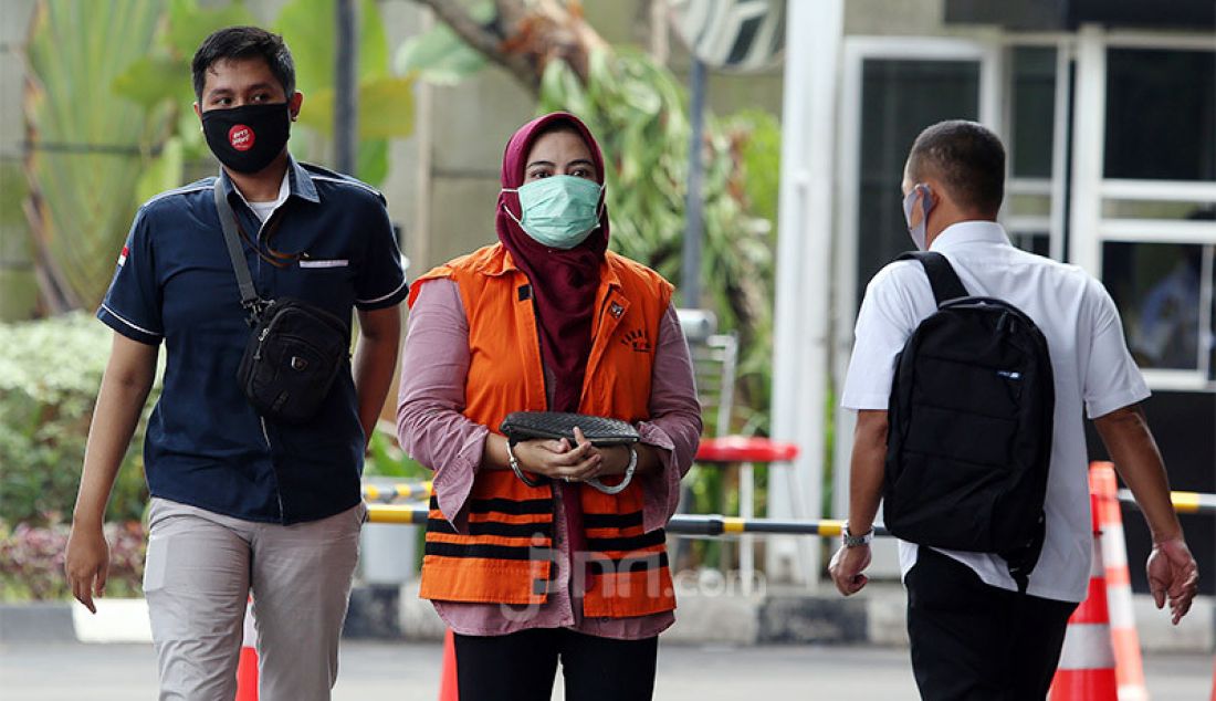 Tersangka penyuap Bupati Kutai Timur Aditya Maharani menjalani pemeriksaan lanjutan di gedung KPK, Jakarta, Selasa (18/8). Aditya Maharani diperiska sebagai tersangka dalam kasus dugaan pemberian suap terkait proyek pengerjaan infrastruktur di lingkungan Pemkab Kutai Timur tahun 2019-2020. - JPNN.com