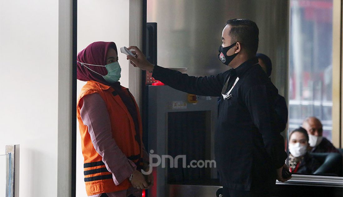 Tersangka penyuap Bupati Kutai Timur Aditya Maharani menjalani pemeriksaan lanjutan di gedung KPK, Jakarta, Selasa (18/8). Aditya Maharani diperiska sebagai tersangka dalam kasus dugaan pemberian suap terkait proyek pengerjaan infrastruktur di lingkungan Pemkab Kutai Timur tahun 2019-2020. - JPNN.com