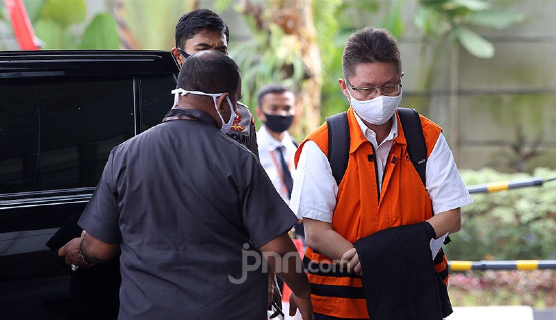 Tersangka Legal Manager PT Duta Palma Group Tahun 2014 Suheri Tirta saat akan menjalani pemeriksaan di gedung KPK, Jakarta, Selasa (18/8). Suheri Tirta menjadi tersangka terkait kasus dugaan korupsi alih fungsi hutan Riau pada 2014 yang menjerat mantan Gubernur Riau Annas Maamun. - JPNN.com