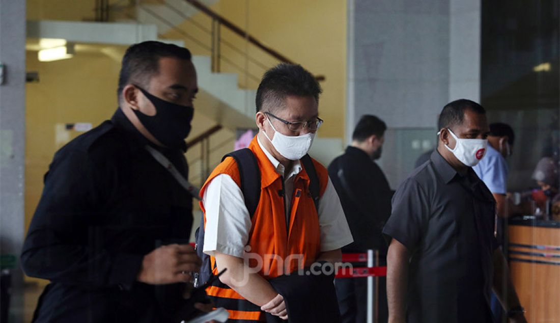 Tersangka Legal Manager PT Duta Palma Group Tahun 2014 Suheri Tirta saat akan menjalani pemeriksaan di gedung KPK, Jakarta, Selasa (18/8). Suheri Tirta menjadi tersangka terkait kasus dugaan korupsi alih fungsi hutan Riau pada 2014 yang menjerat mantan Gubernur Riau Annas Maamun. - JPNN.com