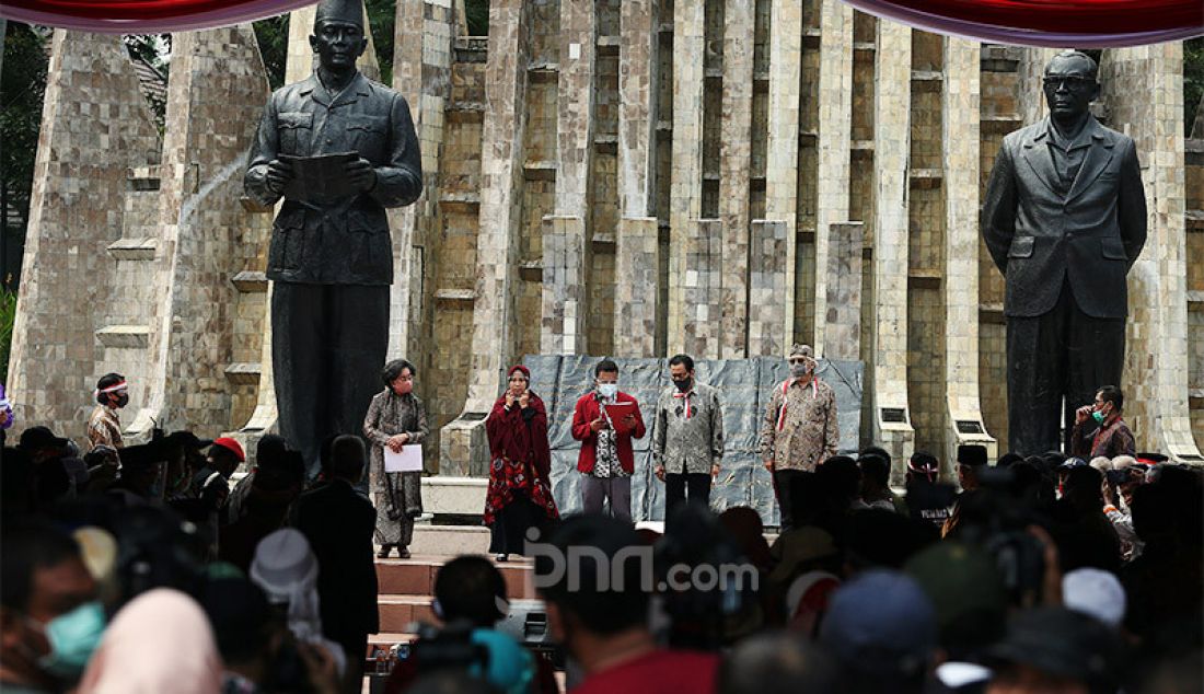 Koalisi Aksi Menyelamatkan Indonesia menggelar deklarasi di Tugu Proklamasi, Jakarta, Selasa (18/8). Aksi tersebut dihadiri tokoh-tokoh seperti Din Syamsuddin, Jendral (Purn) Gatot Nurmantyo, Amien Rais, Refly Harun, Ahmad Yani dan lain-lain. - JPNN.com