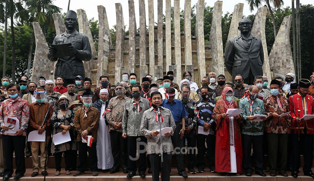 Koalisi Aksi Menyelamatkan Indonesia menggelar deklarasi di Tugu Proklamasi, Jakarta, Selasa (18/8). Aksi tersebut dihadiri tokoh-tokoh seperti Din Syamsuddin, Jendral (Purn) Gatot Nurmantyo, Amien Rais, Refly Harun, Ahmad Yani dan lain-lain. - JPNN.com