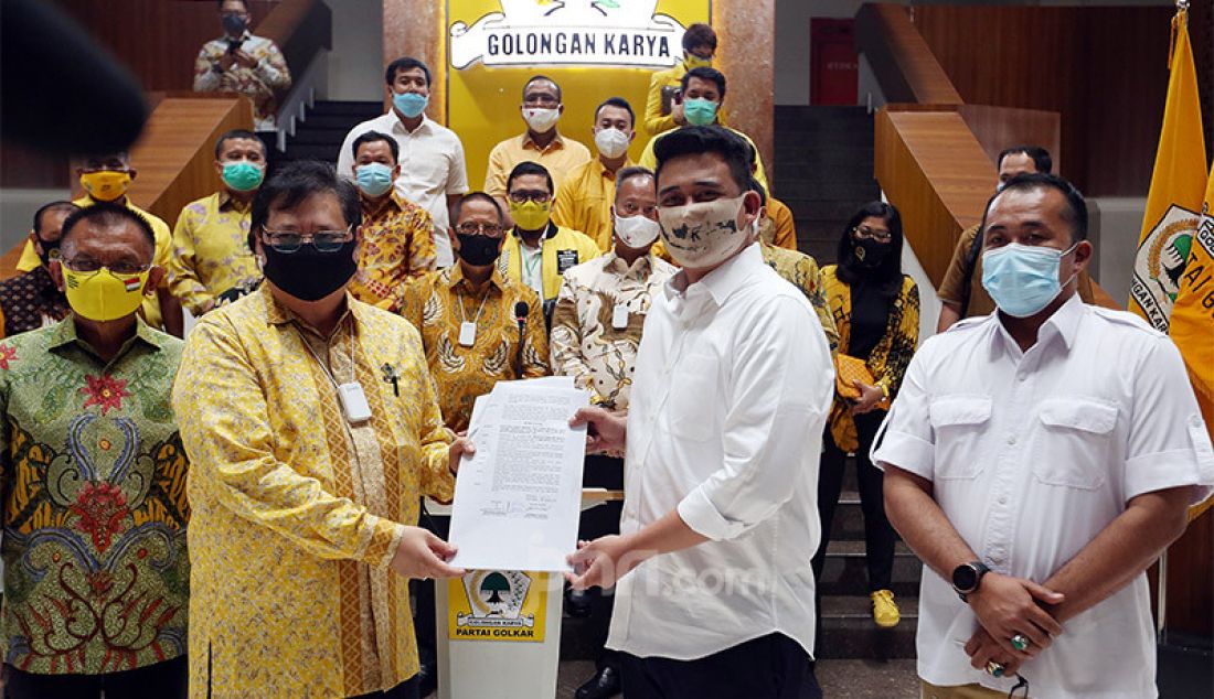 Ketua Umum Partai Golkar Airlangga Hartarto menyerahkan SK dukungan terhadap Calon Wali Kota Medan Bobby Nasution pada Pilkada 2020 di DPP Partai Golkar, Jakarta, Selasa (18/8). Partai Golkar resmi mengusung Bobby Nasution dan Aulia Rahman pada Pilkada Wali Kota Medan 2020. - JPNN.com