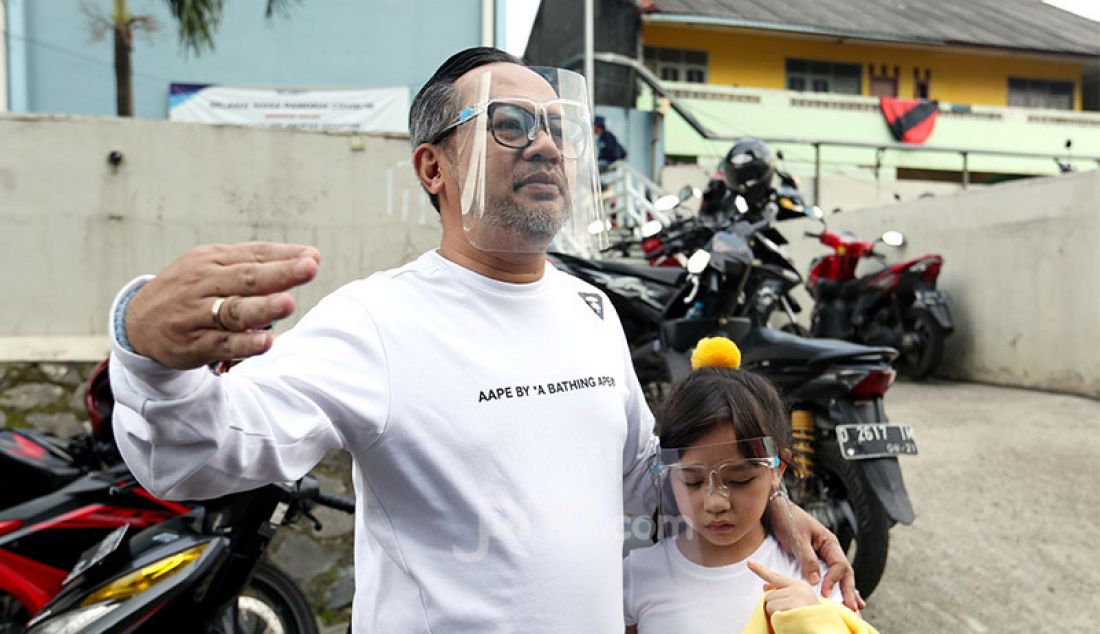 Aktor Indra Brasco usai menghadiri acara di stasiun TV swasta, Jakarta, Rabu (19/8). Indra merasa pandemi Covid-19 membawa berkah buat dia dan keluarganya, menurut dia banyak hal-hal yang tak terduga. - JPNN.com