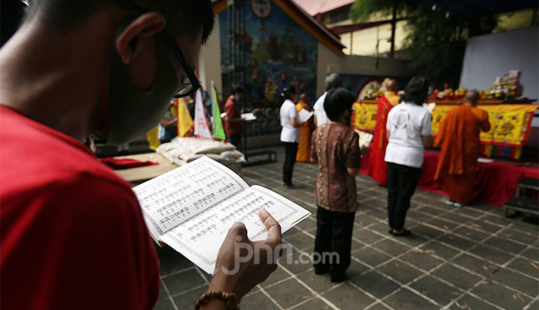 Umat Buddha saat sembahyang tinggi (Cioko) di Vihara Dhanagun, Kota Bogor, Kamis (20/8). Tradisi sembahyang Cioko untuk mendoakan arwah para leluhur baik yang dikenal maupun yang tidak dikenal tersebut diperingati setiap tanggal 15 bulan ketujuh dalam penanggalan tahun Imlek. - JPNN.com