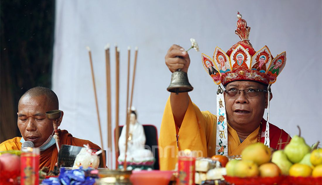 Seorang biksu saat memimpin sembahyang tinggi (Cioko) di Vihara Dhanagun, Kota Bogor, Kamis (20/8). Tradisi sembahyang Cioko untuk mendoakan arwah para leluhur baik yang dikenal maupun yang tidak dikenal tersebut diperingati setiap tanggal 15 bulan ketujuh dalam penanggalan tahun Imlek. - JPNN.com