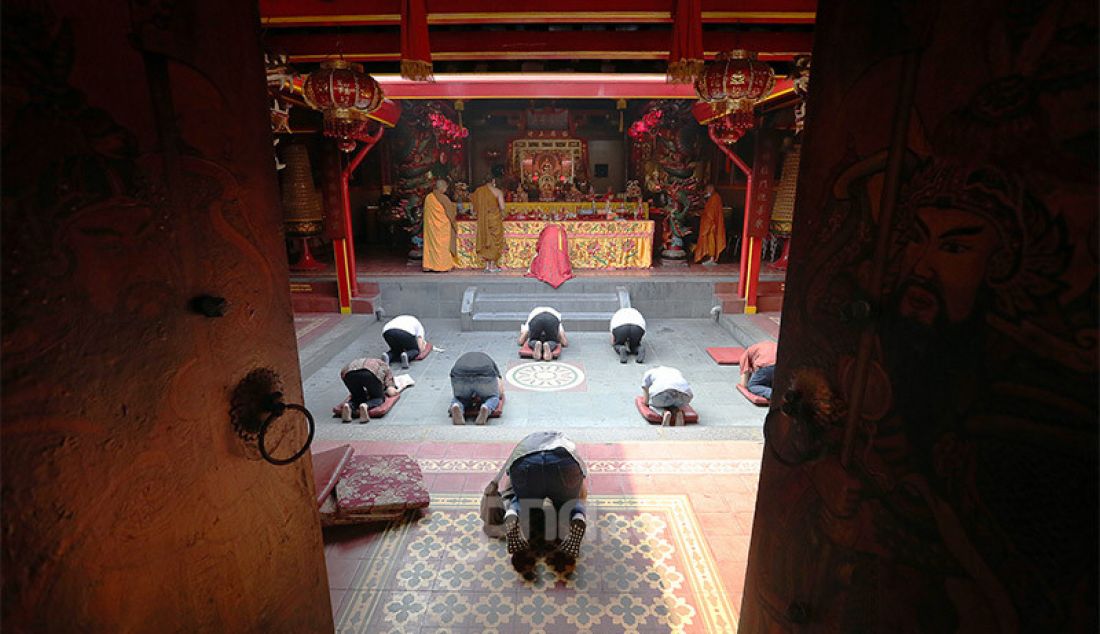 Umat Buddha saat sembahyang tinggi (Cioko) di Vihara Dhanagun, Kota Bogor, Kamis (20/8). Tradisi sembahyang Cioko untuk mendoakan arwah para leluhur baik yang dikenal maupun yang tidak dikenal tersebut diperingati setiap tanggal 15 bulan ketujuh dalam penanggalan tahun Imlek. - JPNN.com