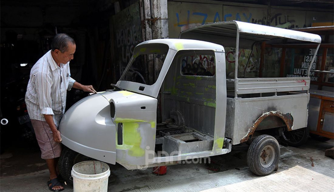 Pekerja memperbaiki becak motor (bemo) di bengkel las Jayadi, jalan Roda Gang Litih, Kelurahan Babakan Pasar, Kota Bogor, Kamis (20/8). Bengkel yang khusus melayani jasa perbaikan bemo yang sudah berdiri sejak tahun 1970 tersebut menjadi tempat favorit bagi sejumlah kolektor kendaraan tua dan langka di wilayah Jabodetabek dan Bandung dengan biaya perbaikan mulai Rp1 juta hingga Rp15 juta tergantung onderdil dan tingkat kerusakan. - JPNN.com