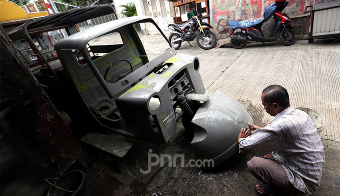 Pekerja memperbaiki becak motor (bemo) di bengkel las Jayadi, jalan Roda Gang Litih, Kelurahan Babakan Pasar, Kota Bogor, Kamis (20/8). Bengkel yang khusus melayani jasa perbaikan bemo yang sudah berdiri sejak tahun 1970 tersebut menjadi tempat favorit bagi sejumlah kolektor kendaraan tua dan langka di wilayah Jabodetabek dan Bandung dengan biaya perbaikan mulai Rp1 juta hingga Rp15 juta tergantung onderdil dan tingkat kerusakan. - JPNN.com