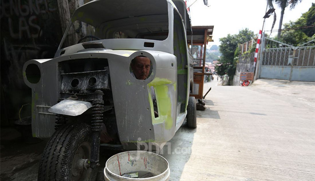 Pekerja memperbaiki becak motor (bemo) di bengkel las Jayadi, jalan Roda Gang Litih, Kelurahan Babakan Pasar, Kota Bogor, Kamis (20/8). Bengkel yang khusus melayani jasa perbaikan bemo yang sudah berdiri sejak tahun 1970 tersebut menjadi tempat favorit bagi sejumlah kolektor kendaraan tua dan langka di wilayah Jabodetabek dan Bandung dengan biaya perbaikan mulai Rp1 juta hingga Rp15 juta tergantung onderdil dan tingkat kerusakan. - JPNN.com