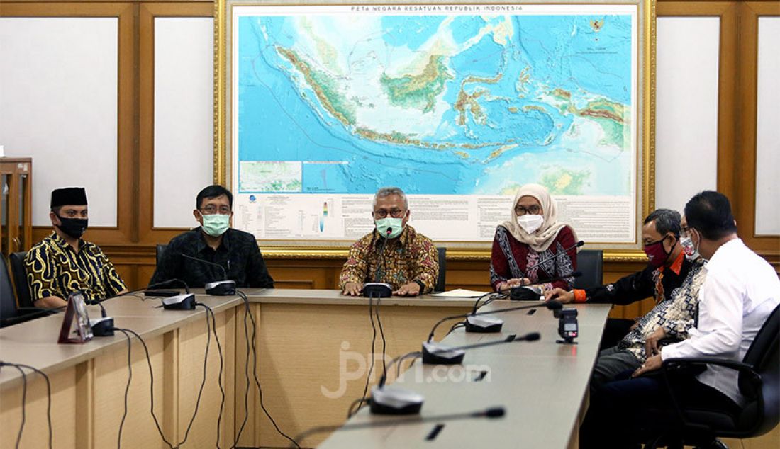 Ketua Komisi Pemilihan Umum (KPU) Arief Budiman bersama Komisioner memberikan keterangan pers di Kantor KPU, Jakarta, Senin (24/8). Evi Novida Ginting Manik kembali menjabat sebagai Komisioner KPU setelah sempat diberhentikan karena dugaan pelanggaran kode etik oleh Dewan Kehormatan Penyelenggara Pemilu (DKPP). - JPNN.com