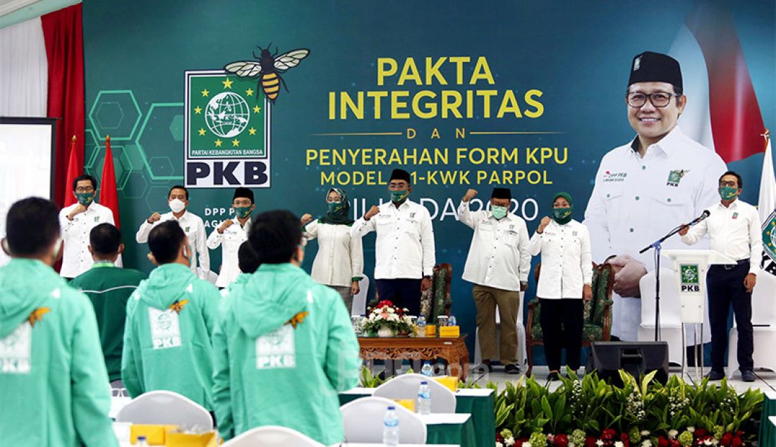 Suasana acara Penyerahan Form B1 KWK dan penandatanganan pakta integritas di Kantor DPP PKB, Jakarta, Senin (24/8). Menurut arahan Ketum PKB Muhaimin Iskandar setiap calon wajib menciptakan ekonomi alternatif berbasis kemandirian rakyat. - JPNN.com