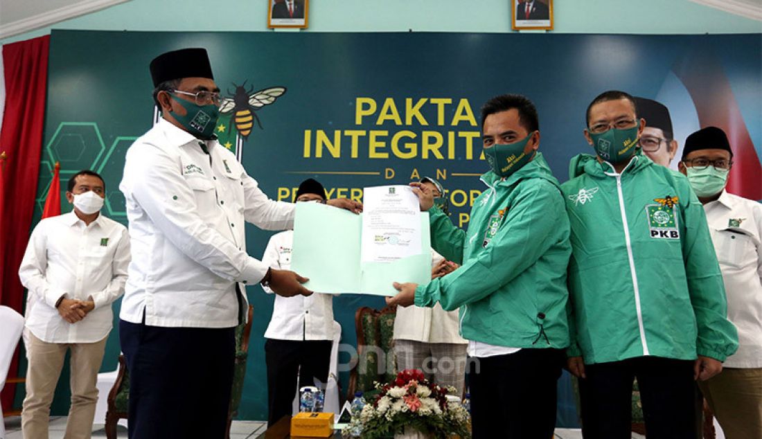 Wakil Ketua Umum (Waketum) DPP PKB Jazilul Fawaid menerima Form B1 KWK dari Calon kepala daerah di Kantor DPP PKB, Jakarta, Senin (24/8). Menurut arahan Ketum PKB Muhaimin Iskandar setiap calon wajib menciptakan ekonomi alternatif berbasis kemandirian rakyat. - JPNN.com