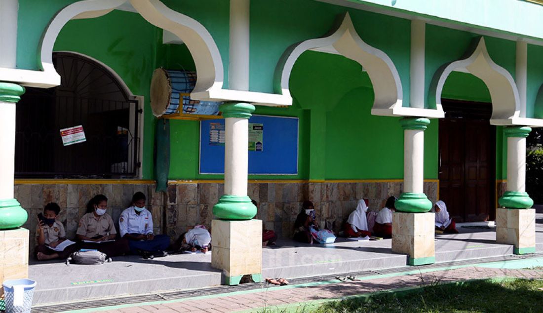 Siswa SD dan SMP di Kota Bogor melakukan Pembelajaran Jarak Jauh (PJJ) secara daring di Masjid Al-Muhajirin, Perumnas Bantar Kemang, Bogor, Selasa (25/8). Dewan Kemakmuran Masjid (DKM) Al-Muhajirin menyediakan fasilitas internet gratis untuk membantu siswa melakukan PJJ secara daring karena banyak orang tua siswa yang tidak mampu membeli paket kuota internet akibat terdampak pandemi COVID-19. - JPNN.com