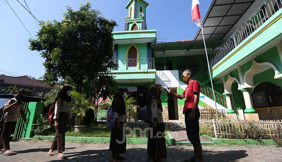 Siswa SD dan SMP di Kota Bogor saat tiba di Masjid Al-Muhajirin, Perumnas Bantar Kemang, kota Bogor, untuk belajar daring, Selasa (25/8). Dewan Kemakmuran Masjid (DKM) Al-Muhajirin menyediakan fasilitas internet gratis untuk membantu siswa melakukan PJJ secara daring karena banyak orang tua siswa yang tidak mampu membeli paket kuota internet akibat terdampak pandemi COVID-19. - JPNN.com