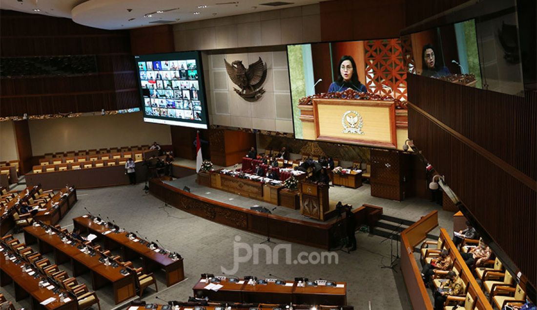 Suasana rapat Paripurna DPR RI Ke-3 Masa Persidangan I Tahun Sidang 2020 – 202, Senayan, Jakarta, Selasa (25/8). Rapat ini beragendakan mendengarkan tanggapan Pemerintah terhadap pandangan Fraksi atas RUU tentang Pertanggungjawaban atas Pelaksanaan APBN TA 2019 dan pandangan Umum Fraksi-Fraksi atas RUU tentang APBN TA 2021 Beserta Nota Keuangannya. - JPNN.com