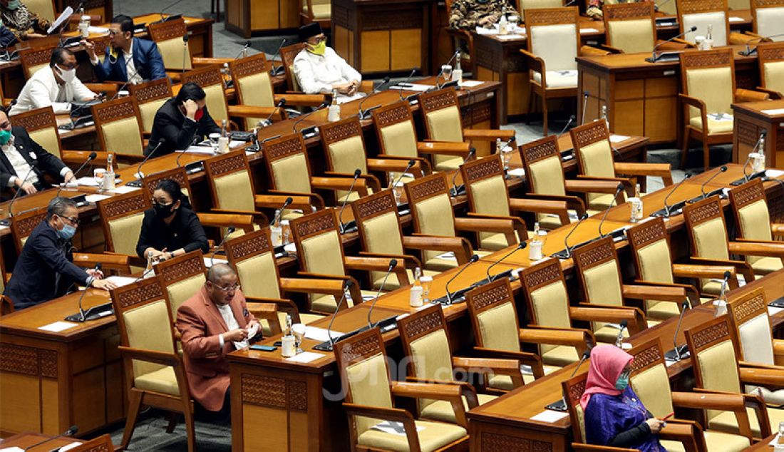 Suasana rapat Paripurna DPR RI Ke-3 Masa Persidangan I Tahun Sidang 2020 – 202, Senayan, Jakarta, Selasa (25/8). Rapat ini beragendakan mendengarkan tanggapan Pemerintah terhadap pandangan Fraksi atas RUU tentang Pertanggungjawaban atas Pelaksanaan APBN TA 2019 dan pandangan Umum Fraksi-Fraksi atas RUU tentang APBN TA 2021 Beserta Nota Keuangannya. - JPNN.com