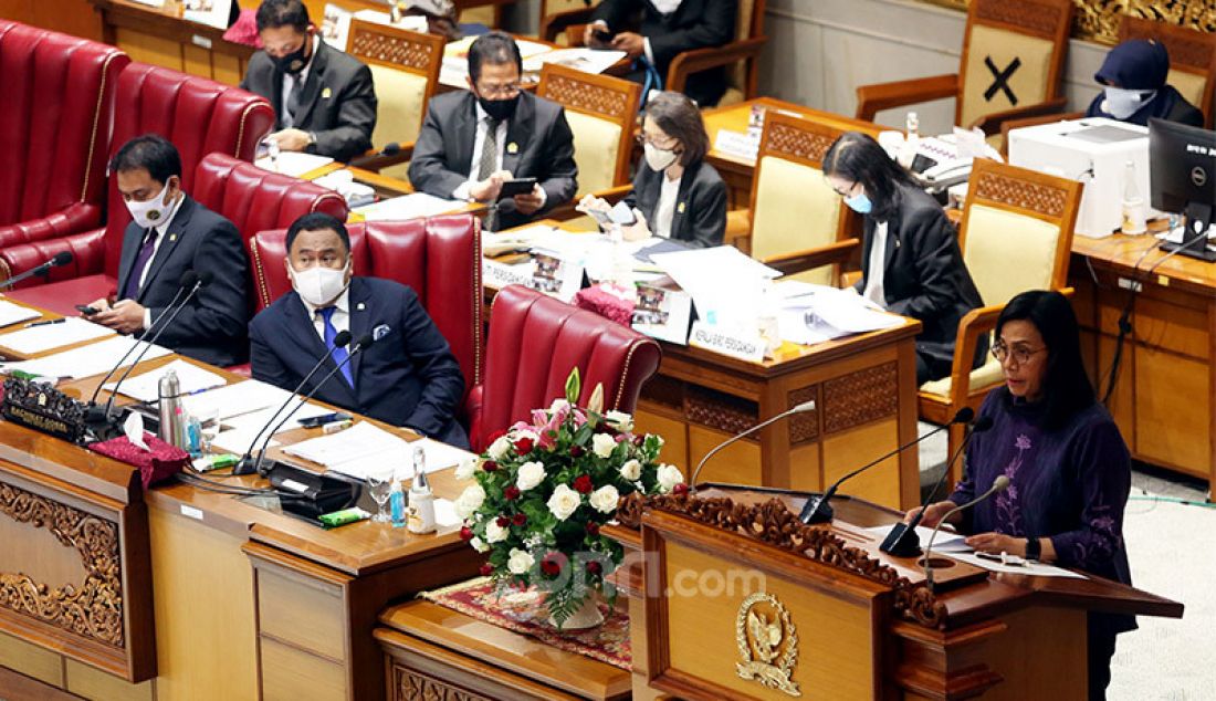 Menteri Keuangan Sri Mulyani berbicara saat rapat Paripurna DPR RI Ke-3 Masa Persidangan I Tahun Sidang 2020 – 202, Senayan, Jakarta, Selasa (25/8). Rapat ini beragendakan mendengarkan tanggapan Pemerintah terhadap pandangan Fraksi atas RUU tentang Pertanggungjawaban atas Pelaksanaan APBN TA 2019 dan pandangan Umum Fraksi-Fraksi atas RUU tentang APBN TA 2021 Beserta Nota Keuangannya. - JPNN.com