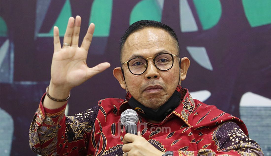 Anggota Fraksi PKS DPR Andi Akmal Pasluddin saat menjadi pembicara pada diskusi Evaluasi Perppu Corona dan Ancaman Resesi Ekonomi, Jakarta, Selasa (25/8). - JPNN.com