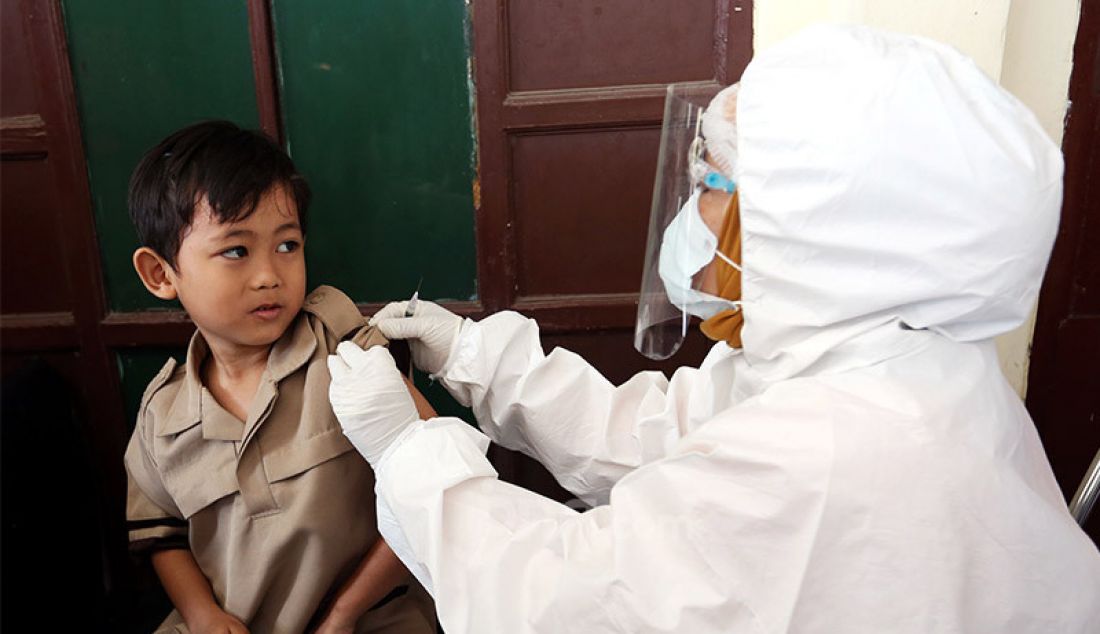 Paramedis dari Puskesmas Kebayoran Lama memberikan vaksin campak rubella kepada murid sekolah dasar negeri pada lingkungan Kecamatan Kebayoran Lama di GOR Kebayoran Lama, Jakarta, Rabu (26/8). - JPNN.com