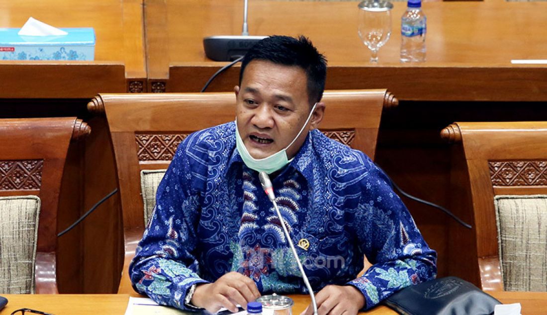 Anggota Komisi IX DPR Obon Tabroni mengikuti rapat kerja dan rapat dengar pendapat dengan Menteri Ketenagakerjaan dan Dirut BPJS Ketenagakerjaan, Jakarta, Rabu (26/8). Rapat ini membahas program subsidi Pemerintah bagi pekerja yang memiliki upah dibawah Rp. 5.000.000 dan monitoring dan evaluasi program BPJS Ketenagakerjaan pasca PHK akibat Pandemi Covid-19. - JPNN.com