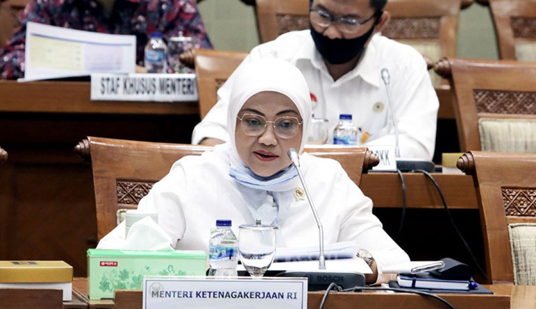 Menteri Ketenagakerjaan Ida Fauziyah mengikuti rapat kerja dan rapat dengar pendapat dengan Komisi IX DPR, Jakarta, Rabu (26/8). Rapat ini membahas program subsidi Pemerintah bagi pekerja yang memiliki upah dibawah Rp. 5.000.000 dan monitoring dan evaluasi program BPJS Ketenagakerjaan pasca PHK akibat Pandemi Covid-19. - JPNN.com