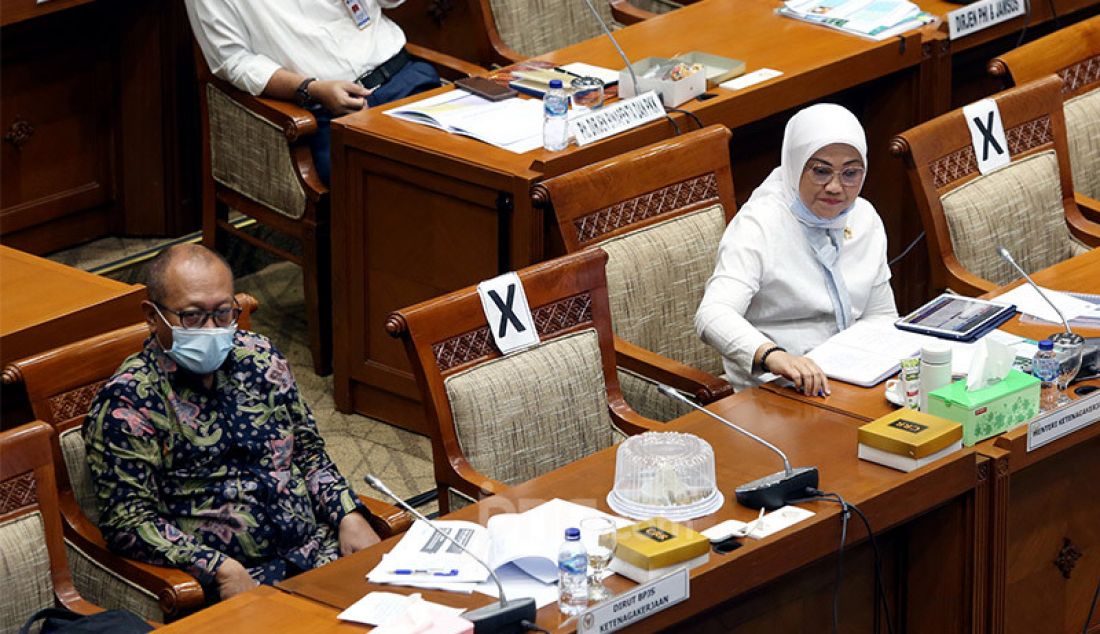 Menteri Ketenagakerjaan Ida Fauziyah dan Dirut BPJS Ketenagakerjaan Agus Susanto mengikuti rapat kerja dan rapat dengar pendapat dengan Komisi IX DPR, Jakarta, Rabu (26/8). Rapat ini membahas program subsidi Pemerintah bagi pekerja yang memiliki upah dibawah Rp. 5.000.000 dan monitoring dan evaluasi program BPJS Ketenagakerjaan pasca PHK akibat Pandemi Covid-19. - JPNN.com