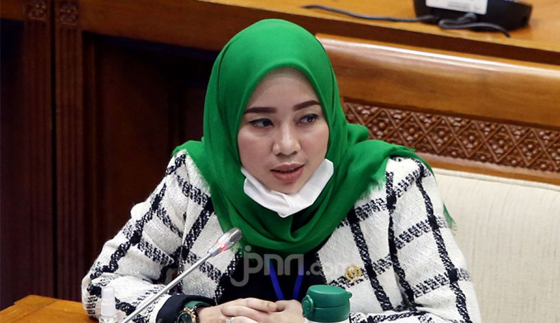 Anggota Komisi VII DPR Ratna Juwita Sari mengikuti rapat kerja dengan Menteri ESDM Arifin Tasrif, Jakarta, Rabu (26/8). Rapat ini membahas laporan Keuangan Kementerian ESDM RI TA.2019. - JPNN.com