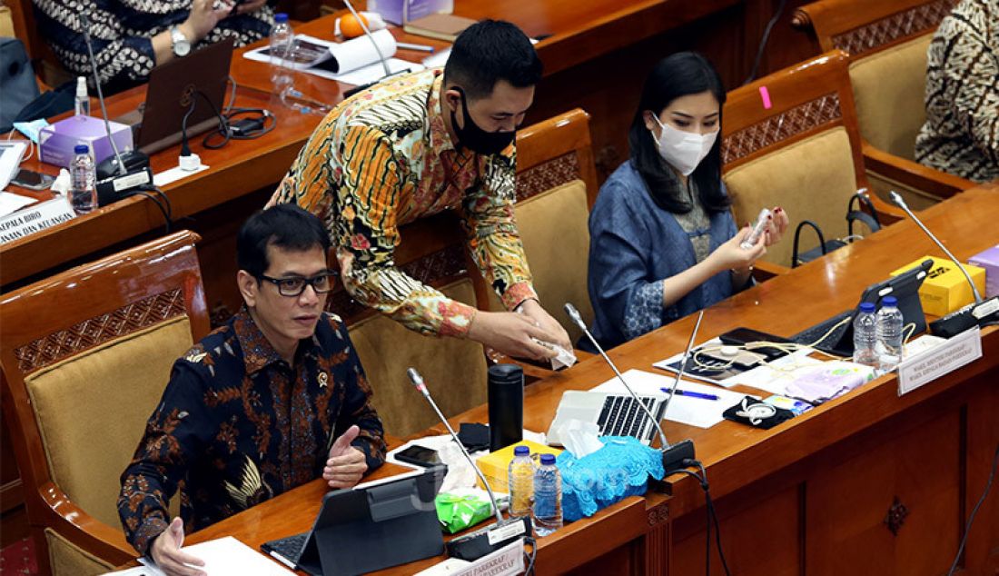 Menparekraf Wishnutama didampingi Wamenparekraf Angela Tanoesoedibjo mengikuti rapat kerja dengan Komisi X DPR, Jakarta, Rabu (26/8). Rapat ini membahas laporan rekomendasi hasil Panja Pemulihan Pariwisata Komisi X DPR dan laporan keuangan Kemenparekraf APBN TA 2019. - JPNN.com