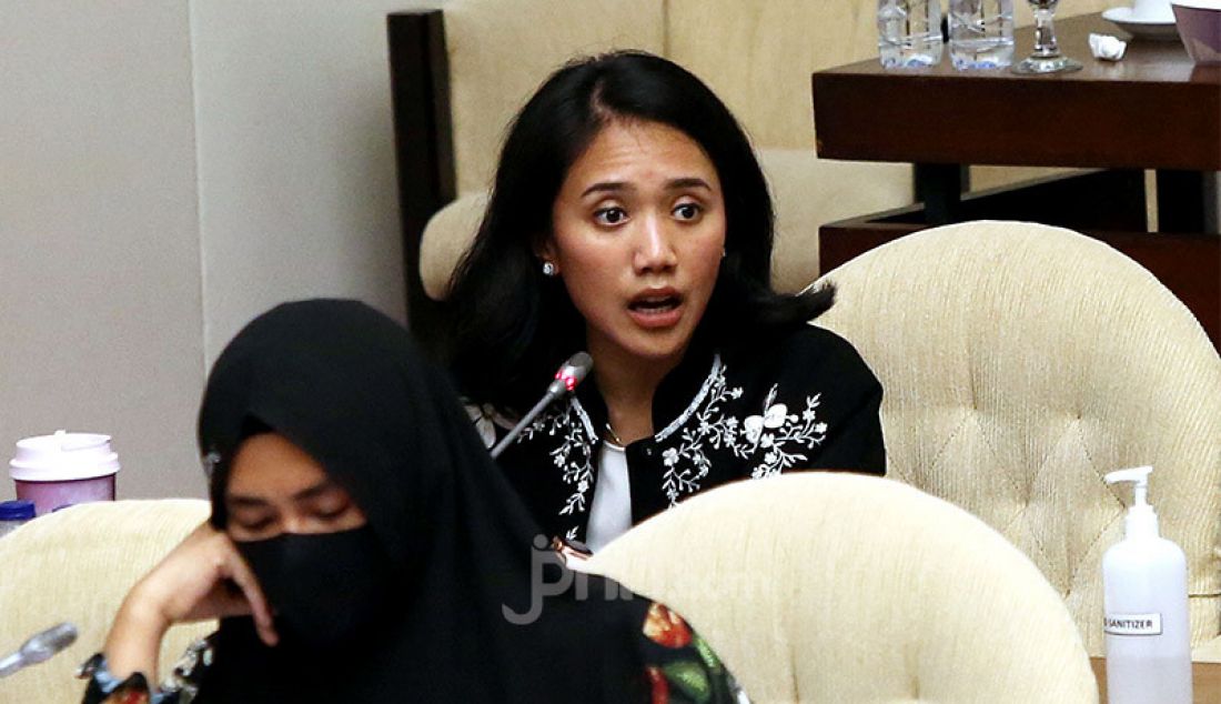 Anggota Komisi XI DPR Puteri Anetta Komarudin mengikuti rapat kerja dengan Menteri PPN/Kepala Bappenas Suharso Monoarfa, Jakarta, Rabu (26/8). Rapat ini membahas laporan Keuangan Kementerian PPN/ Bappenas RI dalam APBN 2019. - JPNN.com