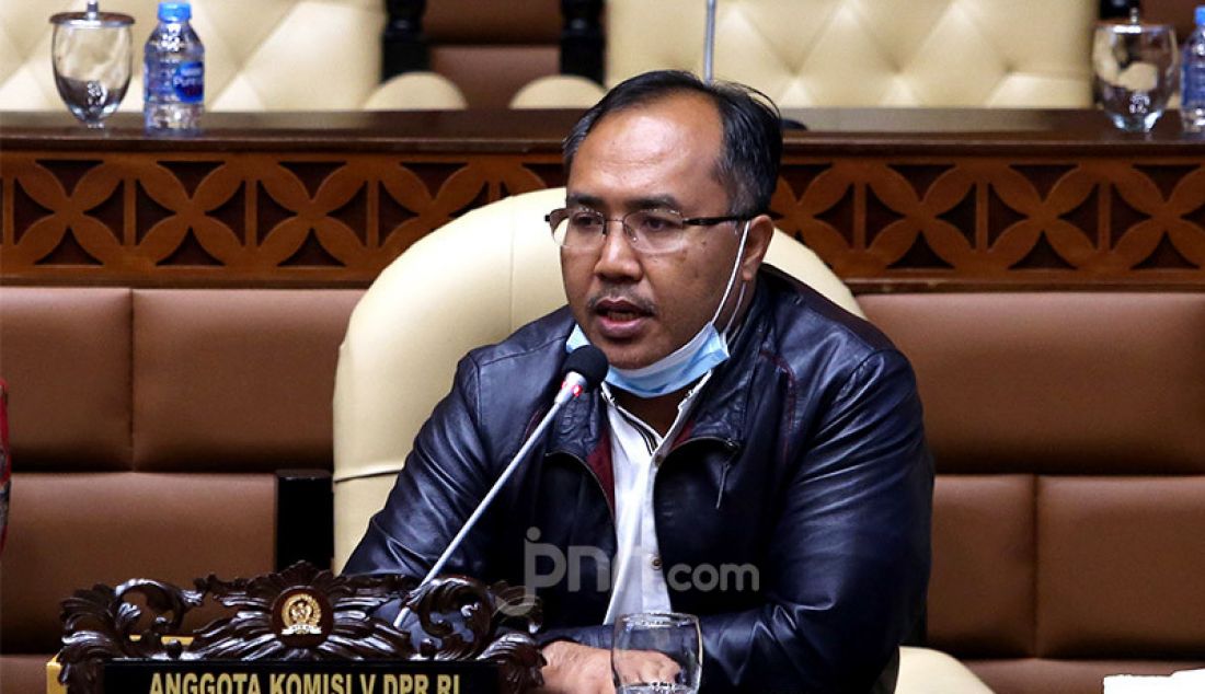 Anggota Komisi V DPR RI Suryadi Jaya Purnama mengikuti rapat dengar pendapat dengan BMKG, Basarnas, BPWS, Jakarta, Kamis (27/8). Rapat ini membahas laporan keuangan BMKG, BNPP, dan BPWS APBN TA 2019 dan realisasi APBN TA 2020 sampai dengan Bulan Agustus 2020. - JPNN.com