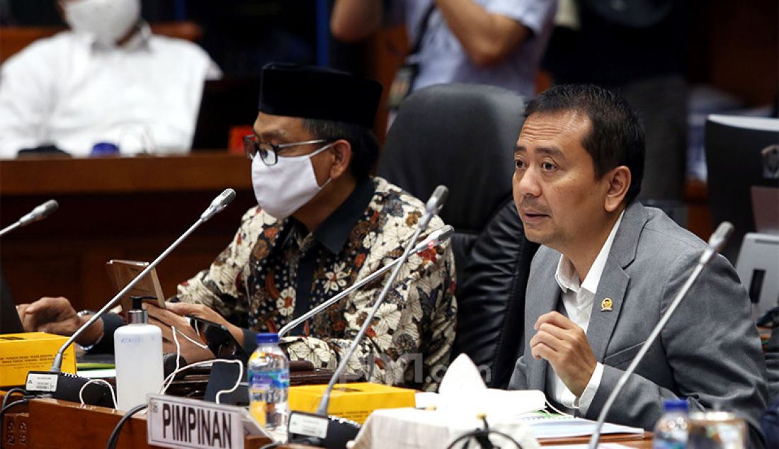 Ketua Komisi X DPR RI Syaiful Huda (kanan) bersama Wakil Ketua Komisi X DPR Abdul Fikri Faqih memimpin rapat kerja dengan Menpora Zainudin Amali, Jakarta, Kamis (27/8). - JPNN.com