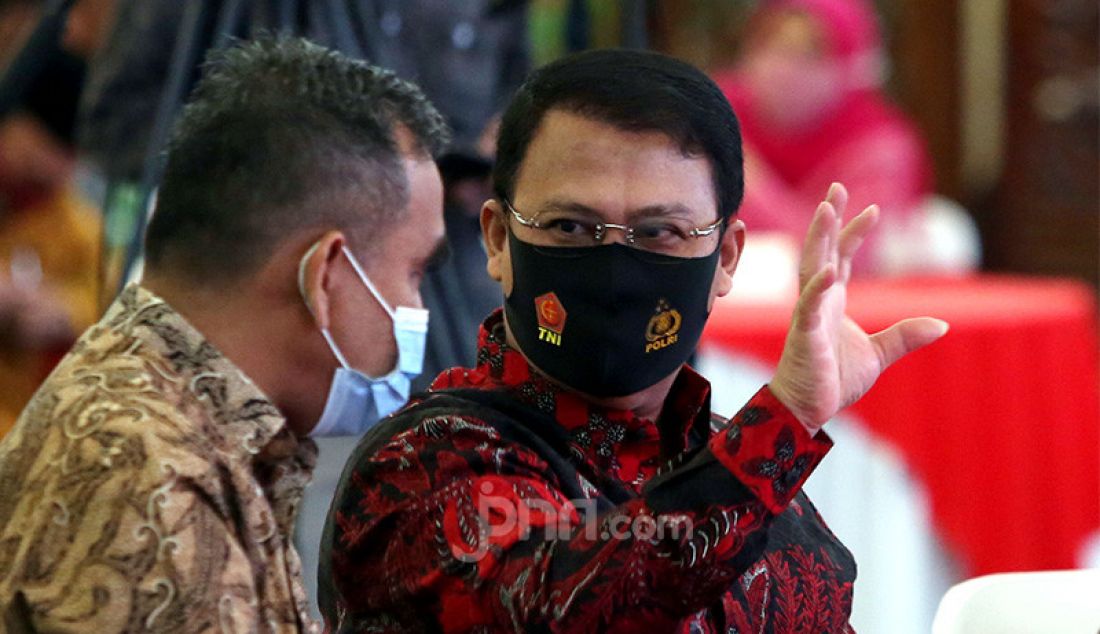 Dua Wakil Ketua MPR RI, Ahmad Basarah (batik merah) dan Ahmad Muzani tengah berbincang pada acara Peringatan HUT ke-75nMPR RI dan Seminar Nasional Tentang Pembentukan Majelis Syuro Dunia di Gedung MPR/DPR/DPD, Jakarta, Sabtu (29/8). - JPNN.com