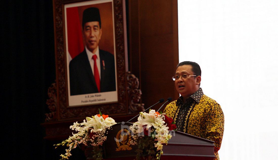 Ketua MPR Bambang Soesatyo saat memberikan sambutan pada acara Peringatan HUT ke-75 MPR RI dan Seminar Nasional Tentang Pembentukan Majelis Syuro Dunia di Kompleks Parlemen Senayan, Jakarta, Sabtu (29/8). - JPNN.com