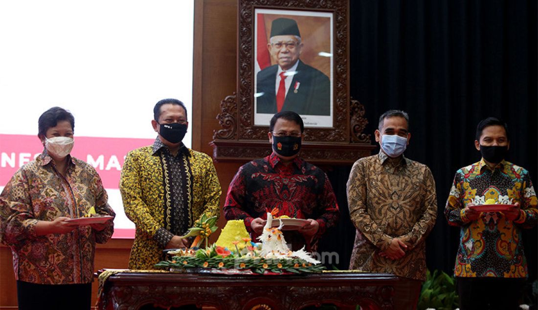 Ketua MPR Bambang Soesatyo (nomor 2 dari kiri) dan para wakilnya dan Sekjen MPR Ma'ruf berfoto bersama pada Peringatan HUT ke-75 MPR RI dan Seminar Nasional Tentang Pembentukan Majelis Syuro Dunia di Kompleks Parlemen Senayan, Sabtu (29/8). - JPNN.com