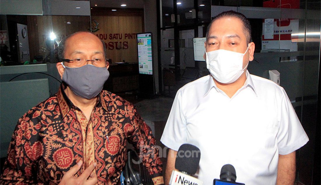 Pengacara Krisna Murti (kanan) dan Susilo (kiri) selaku kuasa hukum Djoko S Tjandra memberikan keterangan kepada wartawan di Gedung Bundar Jampidsus, Kejagung, Jakarta, Senin (31/8). Keduanya mendampingi Djoko menjalani pemeriksaan kasus suap untuk Jaksa Pinangki Sirna Malasari. - JPNN.com